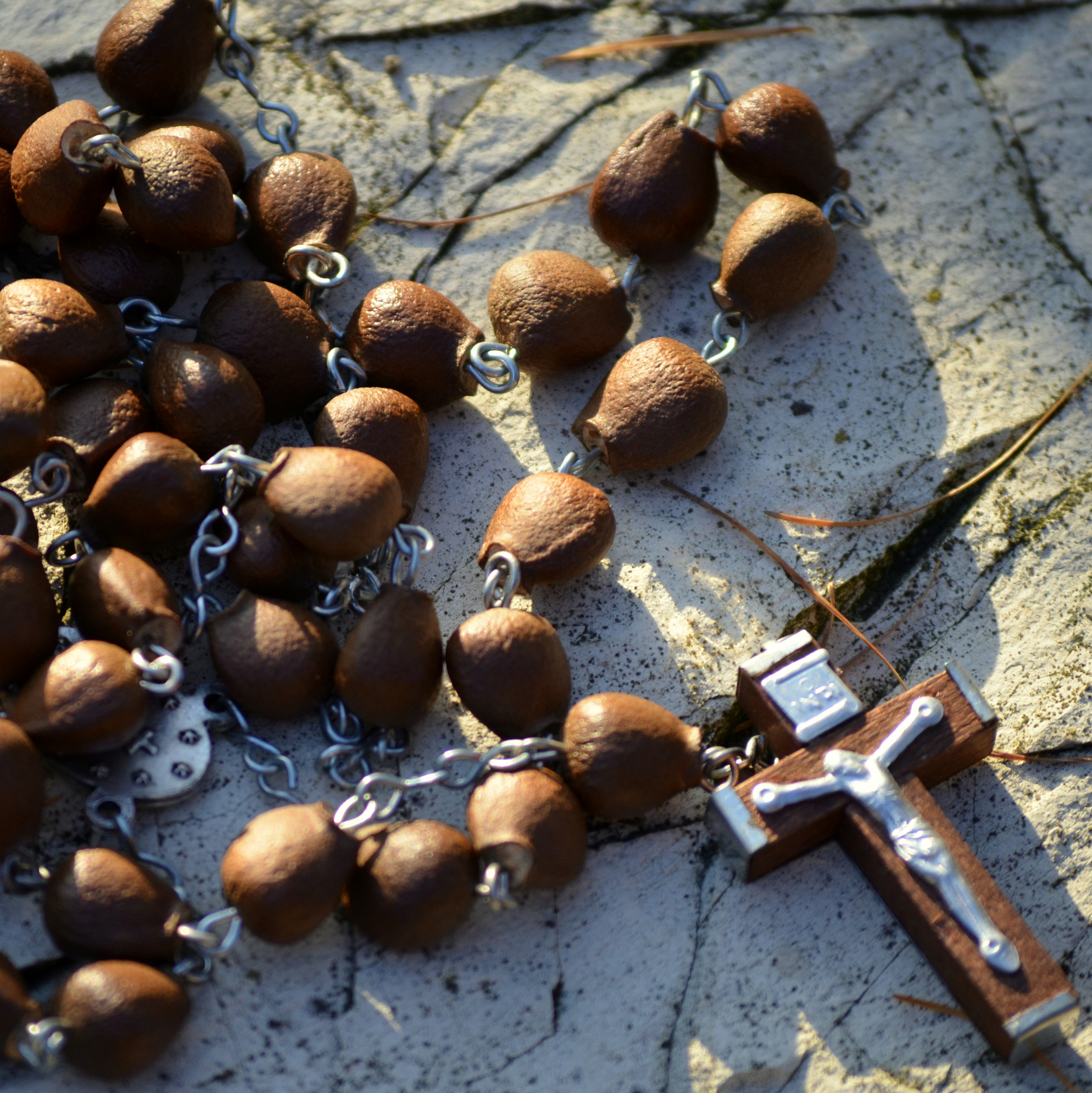 Rosario_madera_sobre_piedras