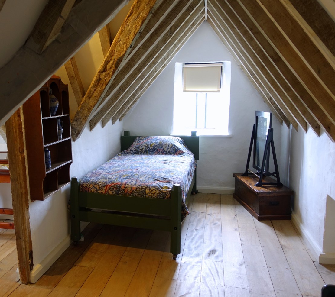 Attic_bedroom_-_Kelmscott_Manor_-_Oxfordshire,_England_-_DSC00110