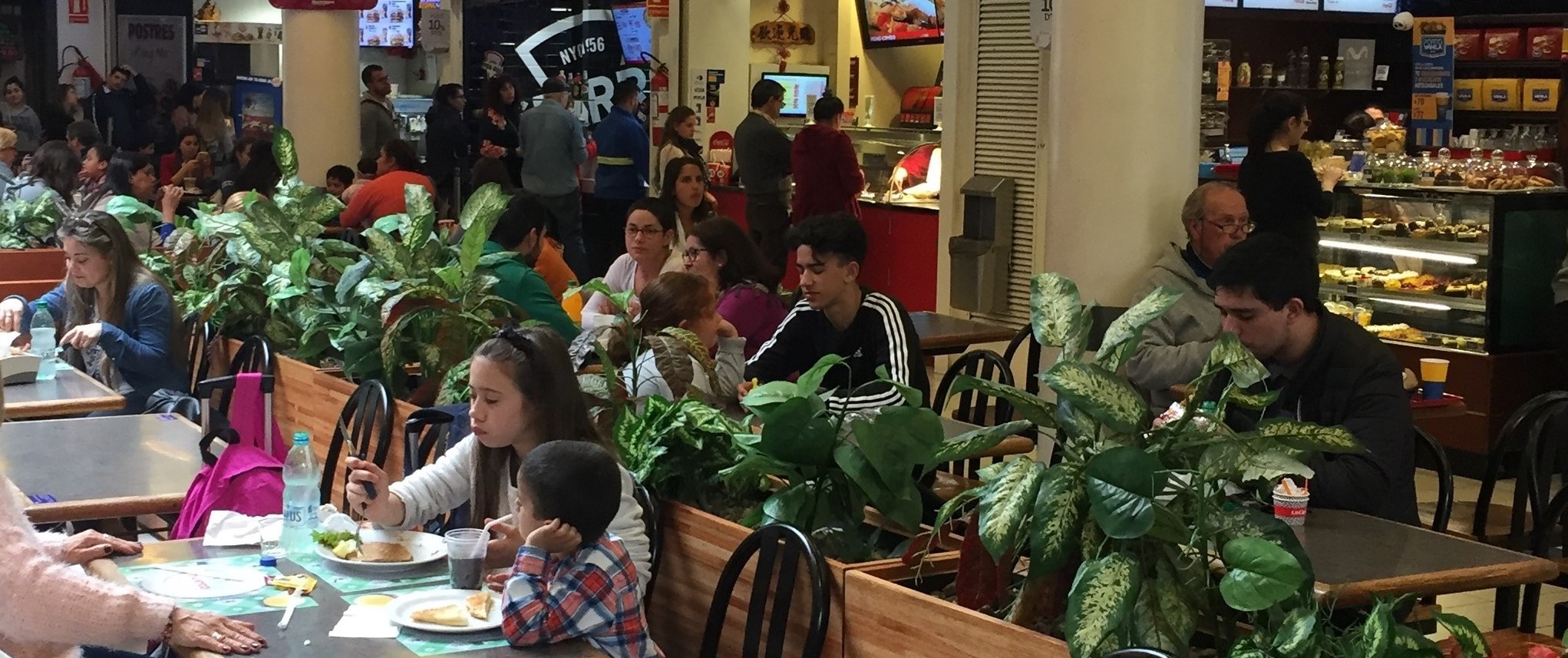 Hermanos_en_la_plaza_de_comidas